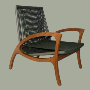 Poltrona Albânia com estrutura de alumínio e madeira cumarú, revestida com Corda Náutica.